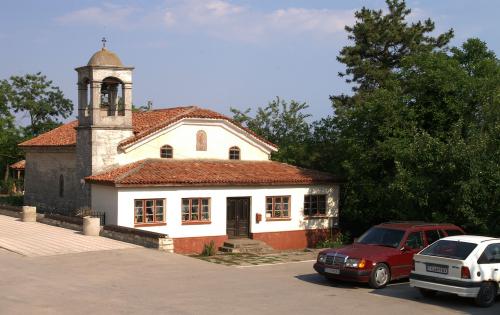 Задържаха 20-годишен, обрал две църкви 
