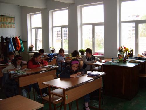 Баща плаши учители, карали сина му да учи 