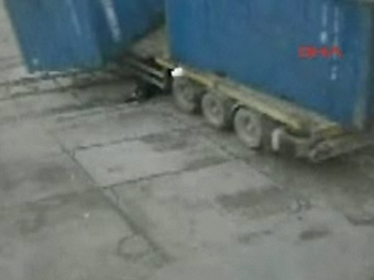 Прегази го камион, влачен от влак - той остава невредим