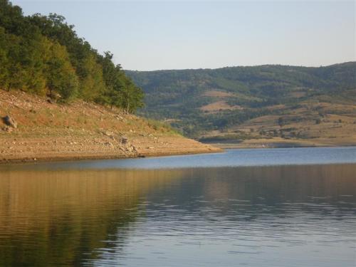 Продължава наблюдението на язовира край село Блатница 