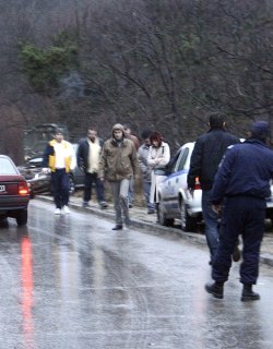 Полицай блъснат от БМВ, докато помагал на катострофирали 