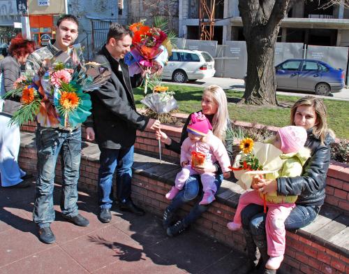 ГЕРБ подарява гербери на жени