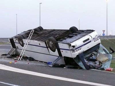 Автобус с деца се обърна в Босна 