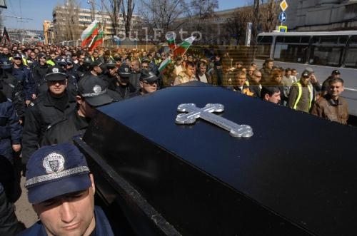 Полицаите погребаха МВР 