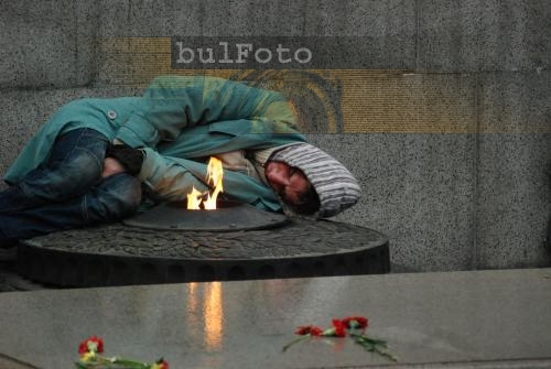 Клошар залюби и се възползва от Паметника на Незнайния воин 