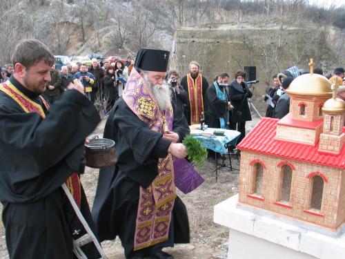 Осветиха мини параклис в лагера на смъртта "Слънчев бряг" 
