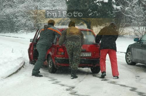 Пътищата в страната са заснежени, продължава снеговалежа
