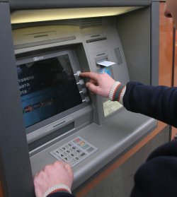 Маскирани нападнаха мъж и жена пред банка