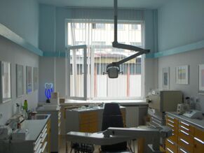 Жени разфасоват зъболекарски стол, крадат го