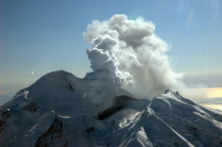 Вулканът “Mount Redoubt” отново изригна