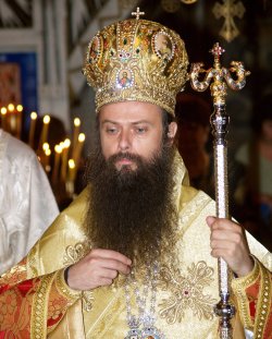 Митрополит пита може ли с расо в училище
