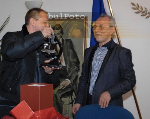 Станишев подари микроскоп на Доган 