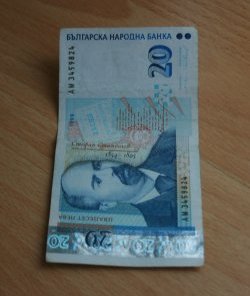 Тарикат си купува чорапи с фалшиви банкноти