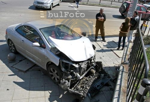 Жена разби „Пежо” в оградата на столичен булевард 