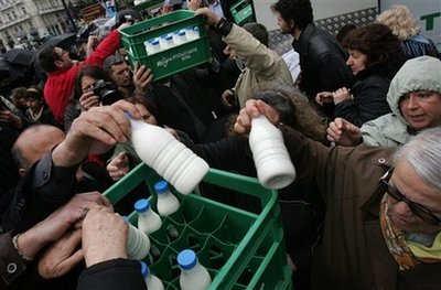 Гръцки фермери раздадоха 20 000 бутилки мляко
