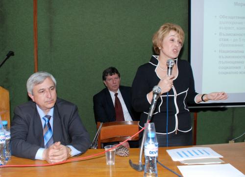 Масларова обещава море на пенсионерите в Хасково 
