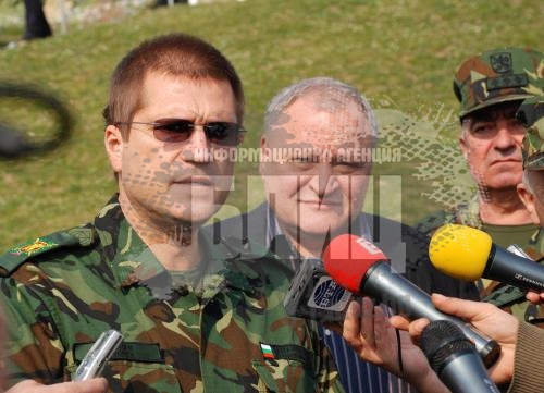 Близо две хиляди военнослужещи пришпорваха танкове и самолети 