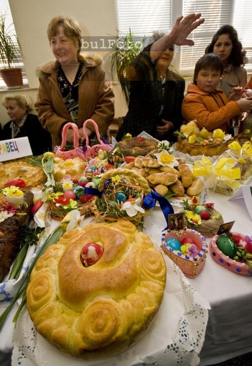 Благотворителен търг с великденски козунаци в Аврен 