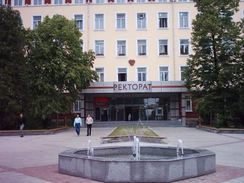 Студенти  уволниха банката си