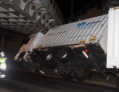 Мост съсече камион, рухна върху учебен автомобил