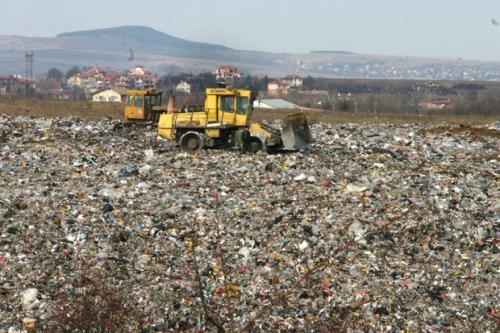 Взрив на сметище остави ром без ръце