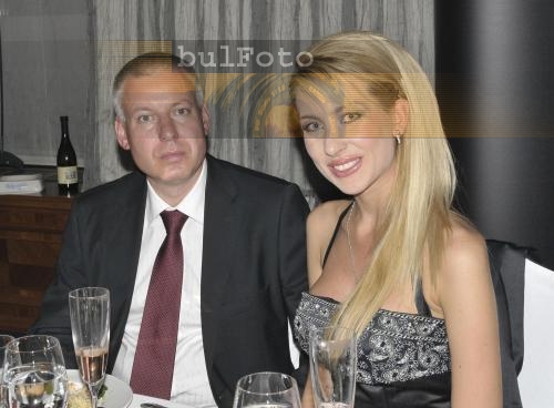 Мис България Антония Петрова неточна, показва приятеля си 