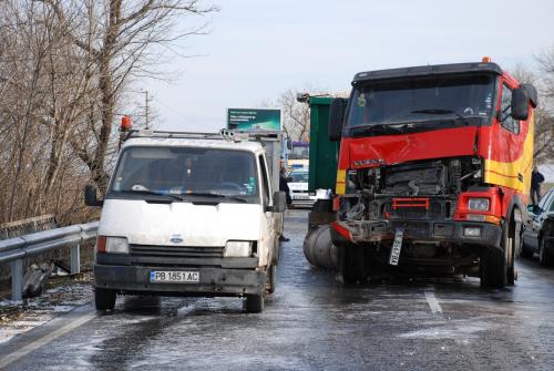 Няма пострадали хора в преобърналия се ТИР край Бяла
