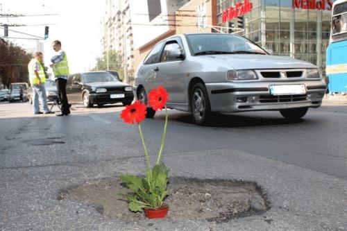 Израелци кърпят дупки по улиците за по 2 долара