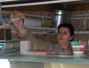 Даниела от Big Brother 4 продава сладолед
