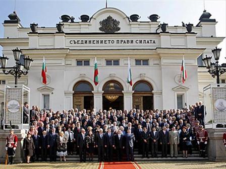 Депутатка тегли заем, дарява вместо парламента