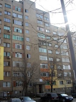 Панелките се сринаха с 30%