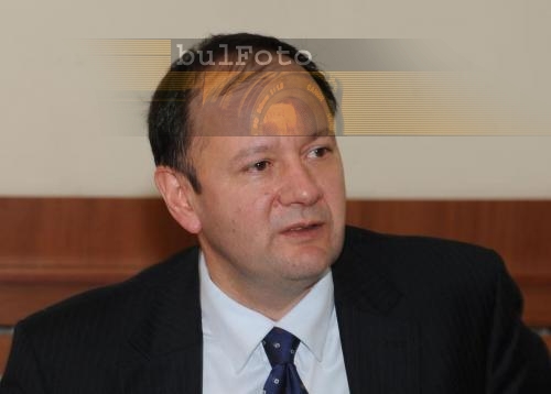 Миков: Полицаите да изберат от коя страна са 