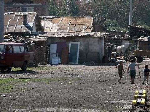 Започна събаряне на незаконни постройки в “Столипиново”, ромите плашат да не гласуват
