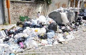 Боклукът на София = „Вълкът и червената шапчица” в нов вариант 