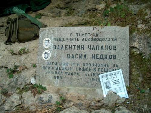Почетоха паметта на спелеолози, загинали при проучване на пещера
