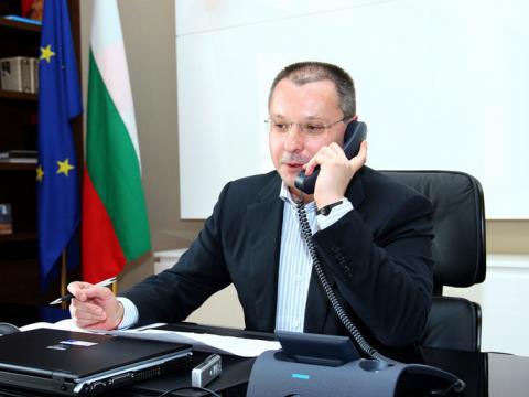 Станишев и Калфин загряха жиците 