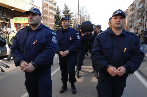 15 000 полицаи охраняват изборните секции