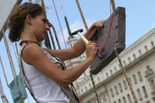 900 пирона в сърцето на кризата 