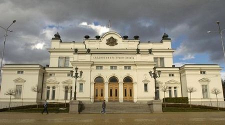 Недоволните българи застават пред урните