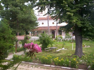 Философи влизат в манастир