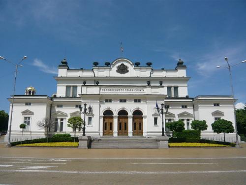 Войнствено начало в парламента