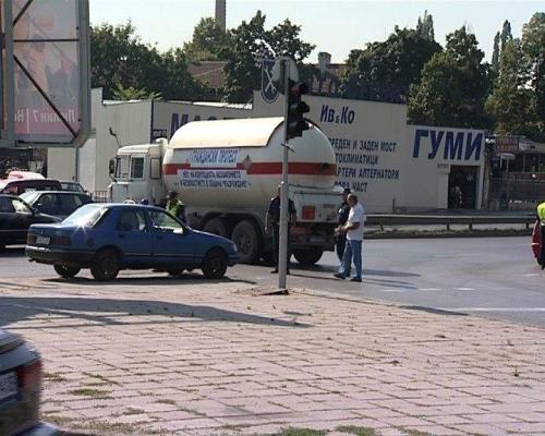 Отчаян хотелиер блокира кръстовище