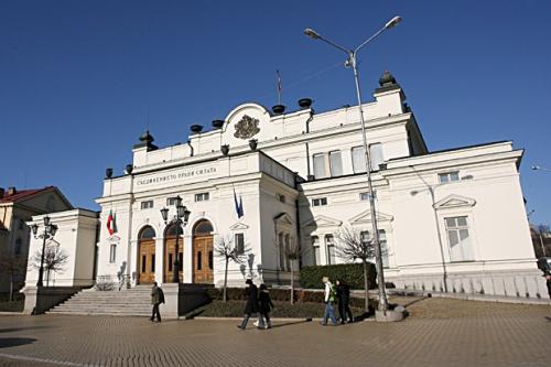 Парламентът излиза във ваканция