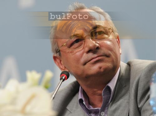 Премахват незаконните постройки от "сараите на Доган"