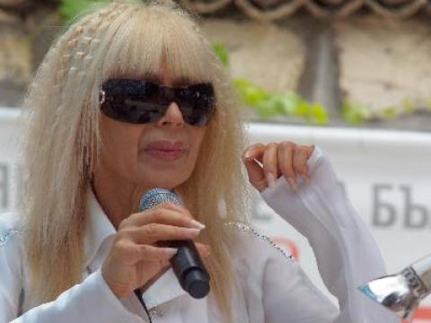 Четирима гардове пазят Лили 