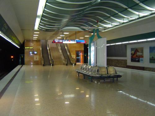 Полицията проверява как е влязъл скитникът в тунел в метрото 
