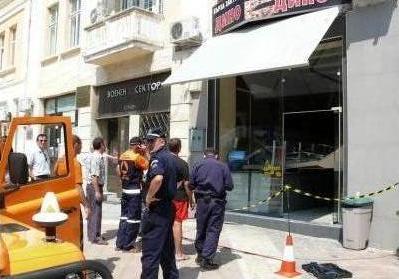 Половинтонен таван се срути върху кленти на шуменско заведение