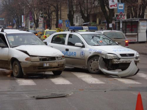 Чукнаха здраво полицейска патрулка в София