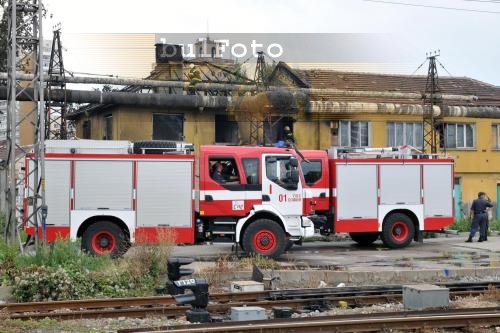 Продължава гасенето на пожара на ромско общежитие в района на “Военна рампа”