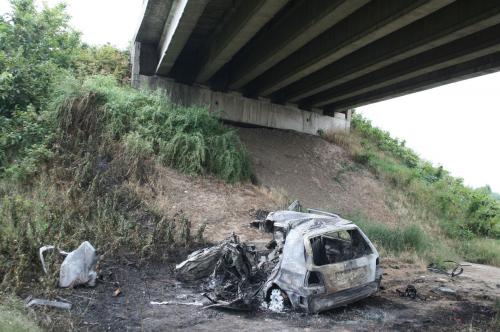 Зарязаха опечен труп 12 часа на пътя